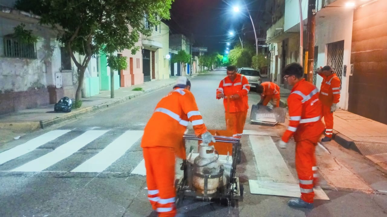 Refuerzan la señalización vial con nuevas demarcaciones en calles y avenidas de la Capital