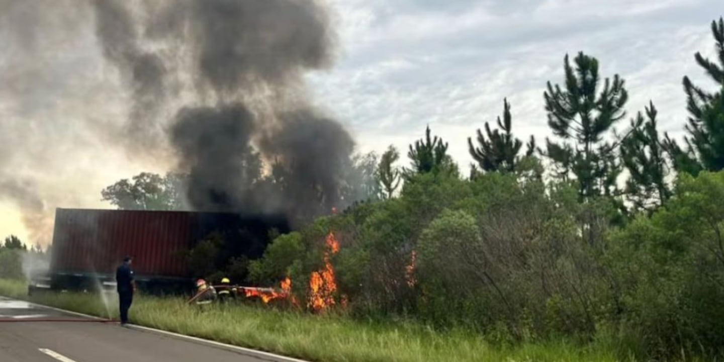 Tragedia vial en Corrientes: dos docentes murieron calcinados tras chocar de frente con un camión