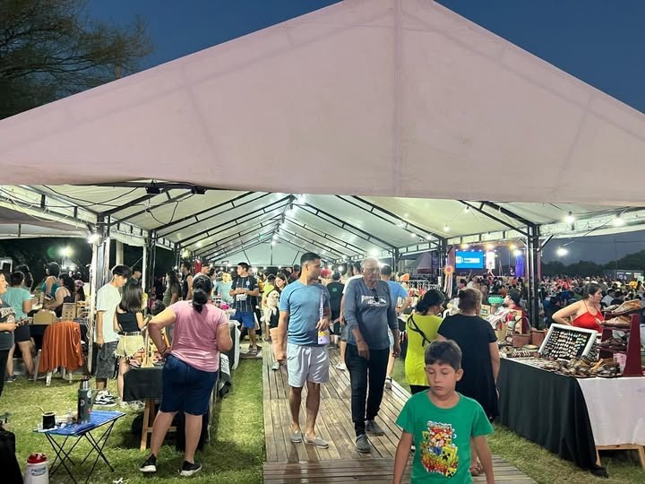 Desarrollo Social destacó la masiva participación de artesanos en la feria “Santiago es Tu Río”