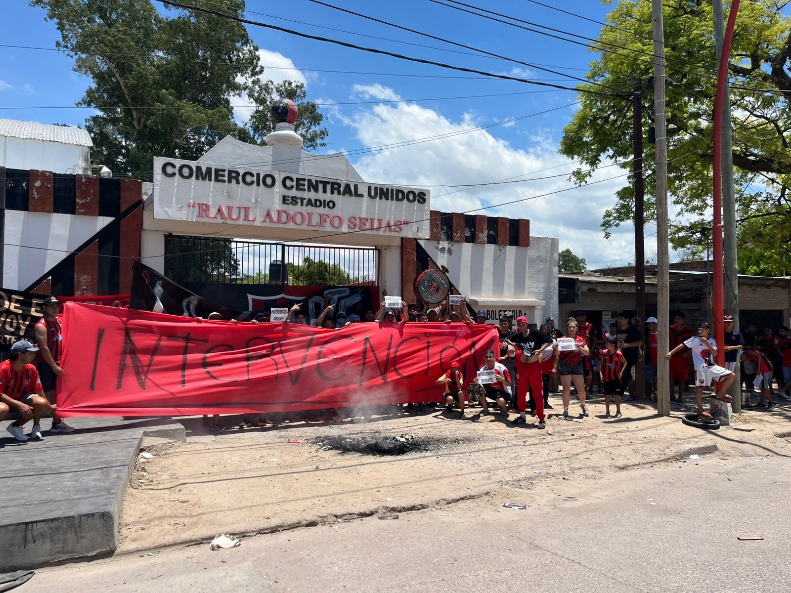 Furia en Comercio: banderazo, gomas quemadas y pedido urgente de intervención