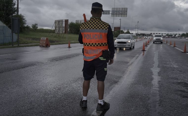 Detuvieron a una turista que golpeó y escupió a un policía en un control de la Caminera