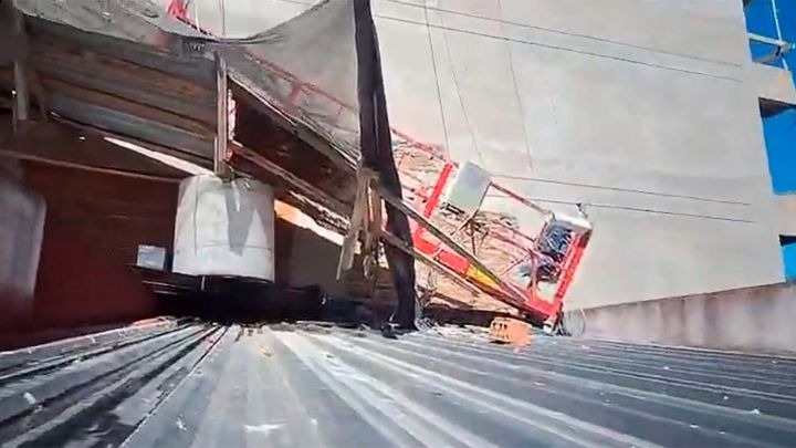 Balancín de obra cayó sobre una vivienda